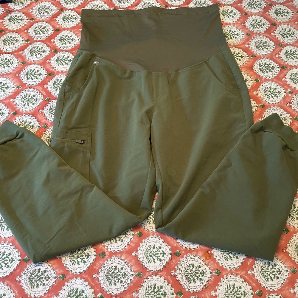 Green maternity Fig scrub joggers like new
